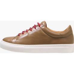 By Malene Birger ARTILORBE Sneakersy niskie khaki. Brązowe trampki i tenisówki damskie marki By Malene Birger, ze skóry. Za 1029,00 zł.