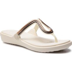 Japonki CROCS - Sanrah Metalblock Flat Flip W 205470 Multirose gold/Oyster. Białe klapki damskie Crocs, bez wzorów, z tworzywa sztucznego, bez obcasa. W wyprzedaży za 149,00 zł.