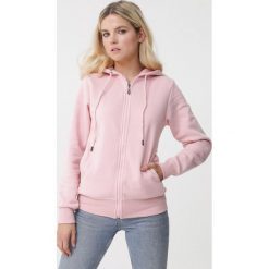 Jasnoróżowa Bluza Madeleine. Bluzy damskie Born2be, s, bez wzorów, bez rękawów, długie, z kapturem. Za 69,99 zł.