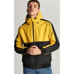 Sportowa kurtka z kapturem - Żółty. Żółte kurtki sportowe męskie Cropp, s, bez wzorów, z kapturem. Za 169,99 zł.