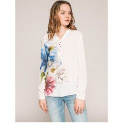 Desigual - Bluzka. Białe bluzki damskie Desigual, na co dzień, s, bez wzorów, z wiskozy, casualowe, bez kołnierzyka, z krótkim rękawem. W wyprzedaży za 219,90 zł.