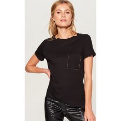 Koszulka z biżuteryjną aplikacją - Czarny. Czarne t-shirty damskie marki Mohito, l, z aplikacjami. Za 49,99 zł.