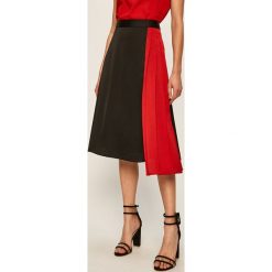 Dkny - Spódnica. Czarne spódniczki damskie DKNY, na co dzień, z aplikacjami, z poliesteru, casualowe, z podwyższonym stanem, midi, rozkloszowane. Za 499,90 zł.