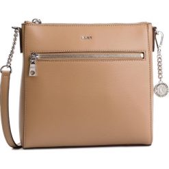 Torebka DKNY - R74E3012 Latte LAT. Pomarańczowe listonoszki damskie DKNY, bez wzorów, ze skóry, bez dodatków. W wyprzedaży za 489,00 zł.