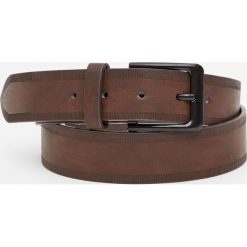 Pasek z obwódką w wypukłe paski. Brązowe paski męskie Pull&Bear, w paski. Za 39,90 zł.