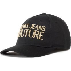 Czapka z daszkiem VERSACE JEANS COUTURE - E8VVBK04 65021 899. Czarne czapki damskie Versace Jeans Couture, bez wzorów, z bawełny. W wyprzedaży za 229,00 zł.