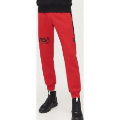 Joggery NASA - Czerwony. Czerwone spodnie męskie Cropp, s, bez wzorów. Za 119,99 zł.