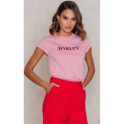 NA-KD T-shirt Darlin' - Pink. Różowe t-shirty damskie marki NA-KD, z napisami, z bawełny, z okrągłym kołnierzem. Za 60,95 zł.