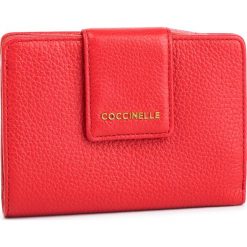 Duży Portfel Damski COCCINELLE - DW5 Metallic Soft E2 DW5 11 67 01 Coquelicot R09. Czerwone portfele damskie marki Coccinelle, bez wzorów, ze skóry. Za 549,90 zł.