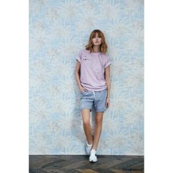 T-shirt damski w kolorze brudnego różu. Różowe t-shirty damskie Pakamera, bez wzorów, bez kołnierzyka. Za 179,00 zł.