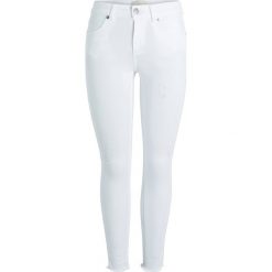 Pieces Jeansy Slim Fit bright white. Białe boyfriendy damskie Pieces. Za 199,00 zł.