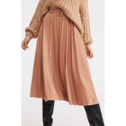 Plisowana spódnica z paskiem - Beżowy. Brązowe spódniczki damskie Reserved, xs. W wyprzedaży za 49,99 zł.