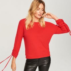 Sweter z wiązanymi rękawami - Czerwony. Czerwone swetry klasyczne damskie Reserved, l. W wyprzedaży za 29,99 zł.