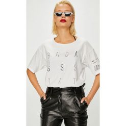 Answear - Top Manifest Your Style Badass State Of Mind. Białe bluzki damskie ANSWEAR, s, z nadrukiem, z bawełny, z okrągłym kołnierzem. W wyprzedaży za 59,90 zł.