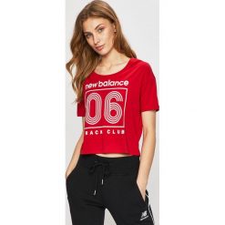 New Balance - Top. Czerwone bluzki damskie New Balance, s, z nadrukiem, z bawełny, z okrągłym kołnierzem. W wyprzedaży za 79,90 zł.
