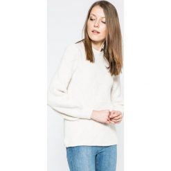 Only - Sweter Luv. Białe swetry klasyczne damskie marki ONLY, s, z elastanu, z okrągłym kołnierzem. W wyprzedaży za 79,90 zł.