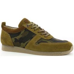 Skórzane sneakersy "Olympei" kolorze khaki. Brązowe trampki męskie Kickers, na sznurówki. W wyprzedaży za 214,95 zł.