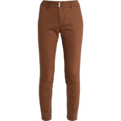 Mos Mosh BLAKE NIGHT PANT Spodnie materiałowe brown. Pomarańczowe spodnie damskie marki Mos Mosh, bez wzorów, z elastanu. Za 599,00 zł.