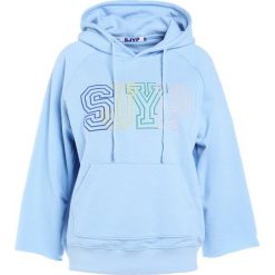 Steve J & Yoni P / SJYP TRAINING HOODIE Bluza z kapturem blue. Niebieskie bluzy damskie z kapturem marki Steve J & Yoni P / SJYP, m, z bawełny. W wyprzedaży za 377,70 zł.