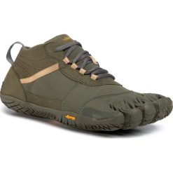 Buty VIBRAM FIVEFINGERS - V-Trek 18M7402 Military/Dark Grey. Zielone trapery męskie Vibram Fivefingers, z tworzywa sztucznego, bez zapięcia, trekkingowe, vibram fivefingers. W wyprzedaży za 509,00 zł.