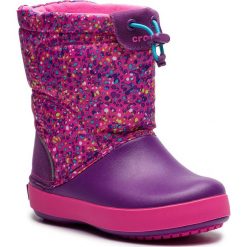 Śniegowce CROCS - Crocband Lodgepoint Graphic K 204829 Neon Magenta/Amethyst. Różowe śniegowce dziewczęce marki Crocs, bez zapięcia. W wyprzedaży za 189,00 zł.