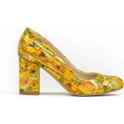 Kwiatowe czółenka na słupku - skóra naturalna - model 042 - kolor żółte kwiaty. Żółte czółenka damskie Zapato, na co dzień, w kwiaty, z jeansu, z okrągłym noskiem, bez obcasa, na obcasie. Za 319,00 zł.