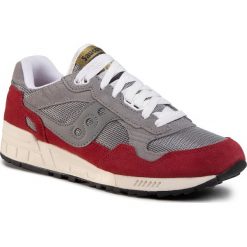 Sneakersy SAUCONY - Shadow 5000 S70404-26 Gry/Red. Szare sneakersy męskie Saucony, bez wzorów, z zamszu, bez zapięcia. W wyprzedaży za 359,00 zł.