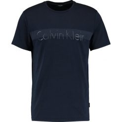 Calvin Klein JALOT REFINED Tshirt z nadrukiem blue. Pomarańczowe koszulki polo marki Calvin Klein, l, z bawełny, z okrągłym kołnierzem. Za 229,00 zł.