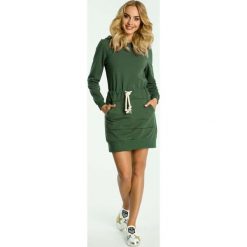 Zielona Sukienka Sportowa Mini z Kapturem. Zielone sukienki damskie marki Molly.pl, na co dzień, s, bez wzorów, z bawełny, sportowe, z kapturem, bez rękawów, mini, proste. Za 134,90 zł.