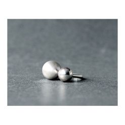 Srebrny pierścionek otwarty z dwiema kulkami. Szare pierścionki damskie SHAMBALA, srebrne. Za 189,00 zł.