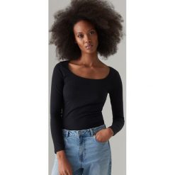 Bluzka z bawełny organicznej Mohito Cares - Czarny. Czarne bluzki damskie Mohito, s, bez wzorów, z bawełny, bez kołnierzyka, bez rękawów. Za 29,99 zł.