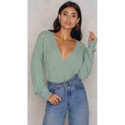 NA-KD Trend Sweter z kopertowym dekoltem - Green. Zielone swetry klasyczne damskie marki NA-KD Trend, z elastanu, z kopertowym dekoltem. W wyprzedaży za 73,48 zł.