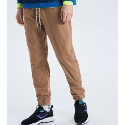 Joggery z elastycznej tkaniny - Beżowy. Brązowe spodnie męskie Cropp, m, bez wzorów, z tkaniny. Za 99,99 zł.