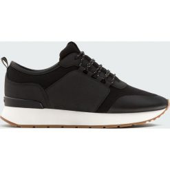 Buty sportowe z ozdobnymi sznurówkami. Buty sportowe damskie Pull&Bear. Za 99,90 zł.