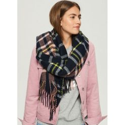 Szalik w kratkę - Wielobarwn. Szare bez kategorii Sinsay, w kratkę. Za 39,99 zł.