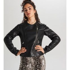 Kurtka biker - Czarny. Czarne kurtki damskie Cropp, s, bez wzorów, bez kaptura. Za 99,99 zł.