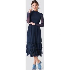 NA-KD Boho Siateczkowa sukienka z falbanką - Navy. Niebieskie sukienki boho NA-KD Boho, z falbankami, z długim rękawem. Za 242,95 zł.