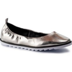 Baleriny DKNY - Vivi K2956782 Pewter. Żółte baleriny damskie DKNY, na co dzień, bez wzorów, ze skóry ekologicznej, klasyczne, bez obcasa, na płaskiej podeszwie, bez zapięcia. Za 419,00 zł.