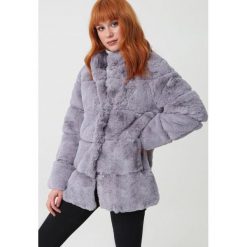 Szara Kurtka Westpointe. Szare kurtki damskie Born2be, na zimę, s, z haftami, z futra, glamour, długie, bez kaptura. Za 349,99 zł.