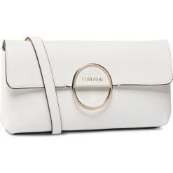 Torebka CALVIN KLEIN - Hoop Clutch K60K606406 White YAD. Białe listonoszki damskie Calvin Klein, na imprezę, bez wzorów, ze skóry ekologicznej, bez dodatków. W wyprzedaży za 279,00 zł.