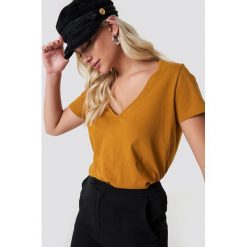 NA-KD Basic T-shirt z dekoltem V - Orange,Copper. Pomarańczowe t-shirty damskie marki NA-KD Basic, bez wzorów, bez kołnierzyka. Za 52,95 zł.