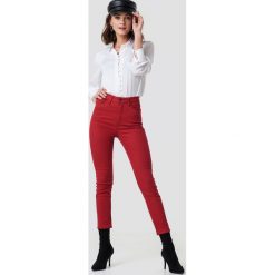 NA-KD Jeansy z wysokim stanem - Red. Czerwone jeansy damskie z wysokim stanem marki NA-KD, z jeansu. W wyprzedaży za 60,97 zł.