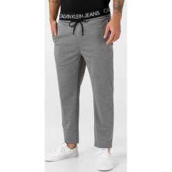 Calvin Klein Spodnie dresowe Szary. Szare spodnie męskie Calvin Klein, m, bez wzorów, z elastanu. Za 445,95 zł.