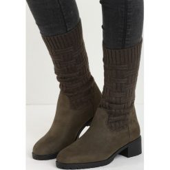 Ciemnozielone Kozaki Daily Grind. Czerwone buty zimowe damskie marki Reserved, na niskim obcasie. Za 99,99 zł.