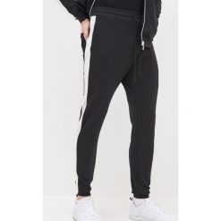 Joggery z lampasami - Czarny. Czarne spodnie męskie House, s, bez wzorów. W wyprzedaży za 39,99 zł.