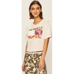Tommy Jeans - T-shirt. Zielone bluzki damskie Tommy Jeans, s, z nadrukiem, z bawełny, casualowe, z okrągłym kołnierzem, z krótkim rękawem. W wyprzedaży za 159,90 zł.