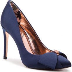Szpilki TED BAKER - Asellys 9-18514 Navy. Niebieskie półbuty damskie Ted Baker, bez wzorów, ze skóry, eleganckie, bez obcasa, na obcasie, bez zapięcia. W wyprzedaży za 549,00 zł.
