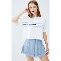 Koszulka z niebieskimi pasami z przodu. Niebieskie t-shirty damskie marki Pull&Bear. Za 49,90 zł.
