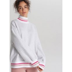 Bluza oversize z kolorowymi paskami - Jasny szary. Szare bluzy damskie Cropp, m, w paski. W wyprzedaży za 29,99 zł.