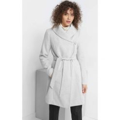 Płaszcz z paskiem. Szare płaszcze damskie pastelowe Orsay, z bawełny, eleganckie. Za 239,99 zł.